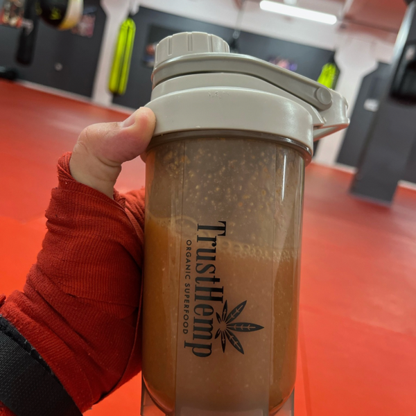 Vaisių ir uogų kokteilis sportuojantiems