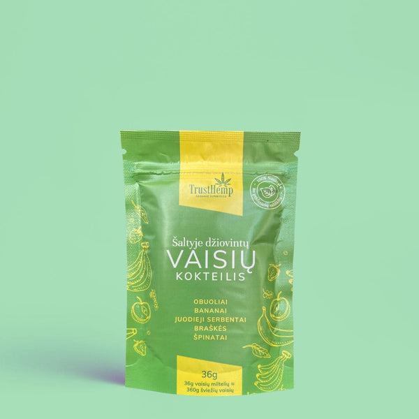 Obuolių, bananų, juodujų serbentų, braškių ir špinatų kokteilis